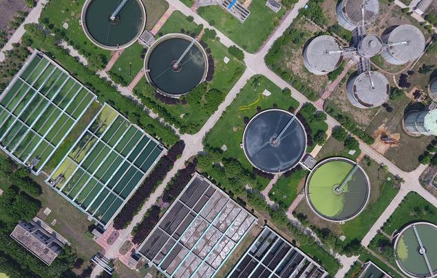 航拍鄭州王新莊污水處理廠。方形的粗格柵、圓形的曝氣沉砂池等，鳥瞰酷似一面面銅鏡散落大地，十分壯觀。