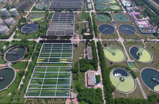 航拍鄭州王新莊污水處理廠。方形的粗格柵、圓形的曝氣沉砂池等，鳥瞰酷似一面面銅鏡散落大地，十分壯觀。