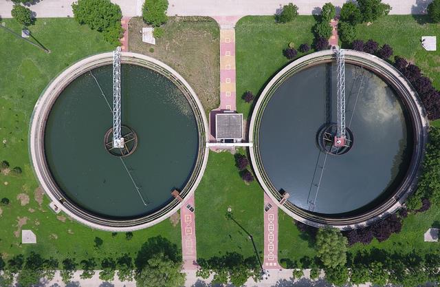 航拍鄭州王新莊污水處理廠。方形的粗格柵、圓形的曝氣沉砂池等，鳥瞰酷似一面面銅鏡散落大地，十分壯觀。