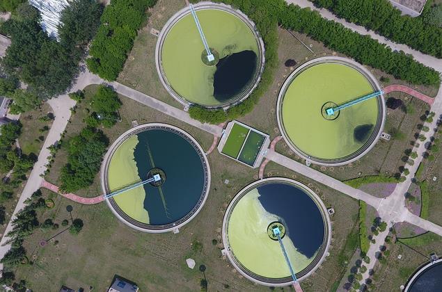 航拍鄭州王新莊污水處理廠。方形的粗格柵、圓形的曝氣沉砂池等，鳥瞰酷似一面面銅鏡散落大地，十分壯觀。