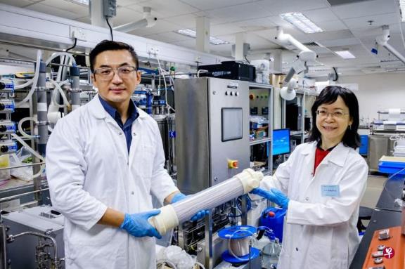 南洋理工大學校長講席教授王蓉（右）和高級研究員石磊博士在2018年成立了Aromatec有限公司進軍食品業(yè)。（南大提供）